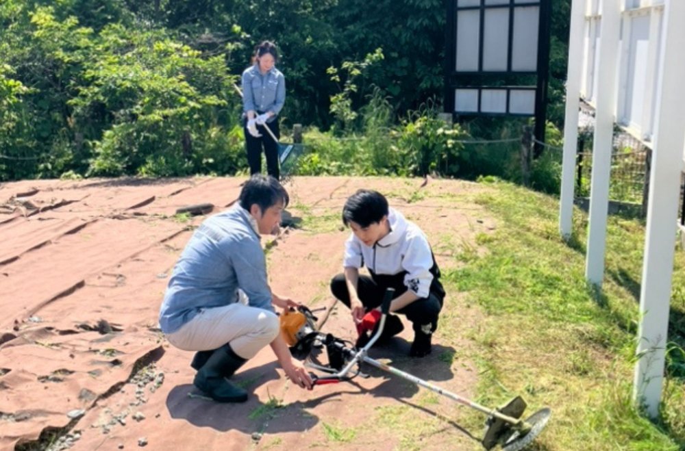 展示場の除草作業を行いました。