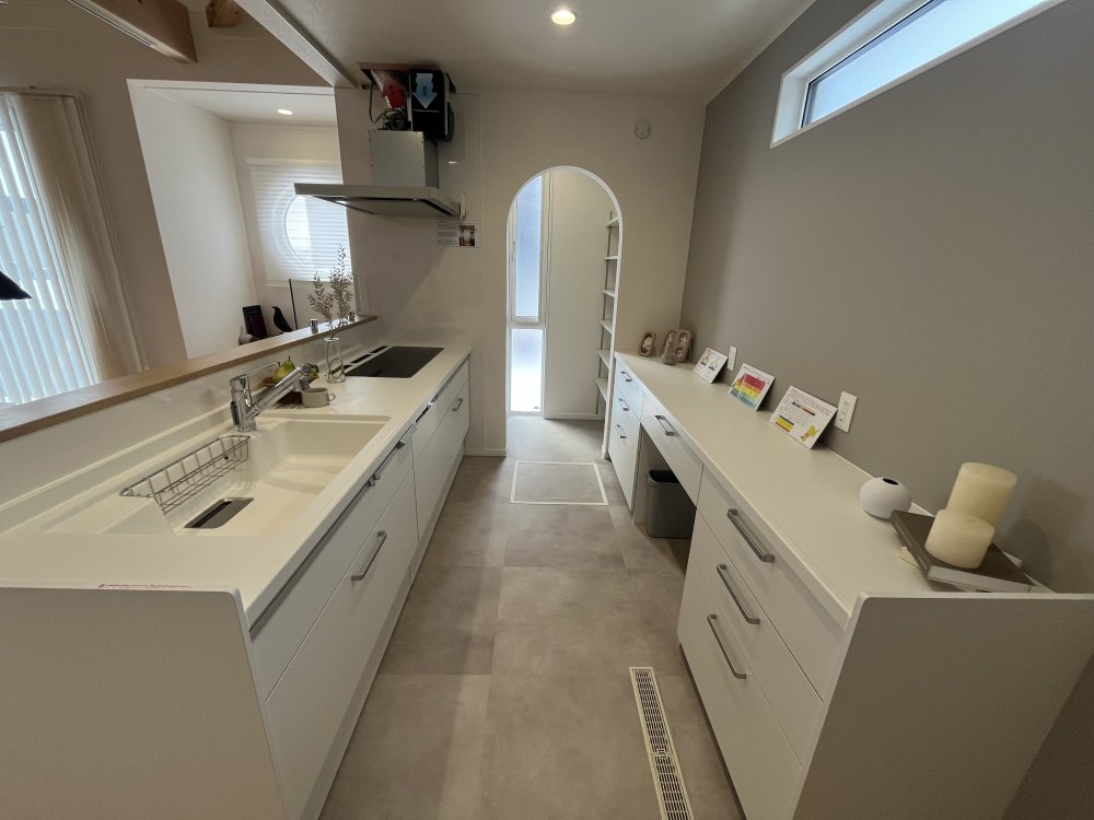 家事動線が整う、回遊型キッチン空間