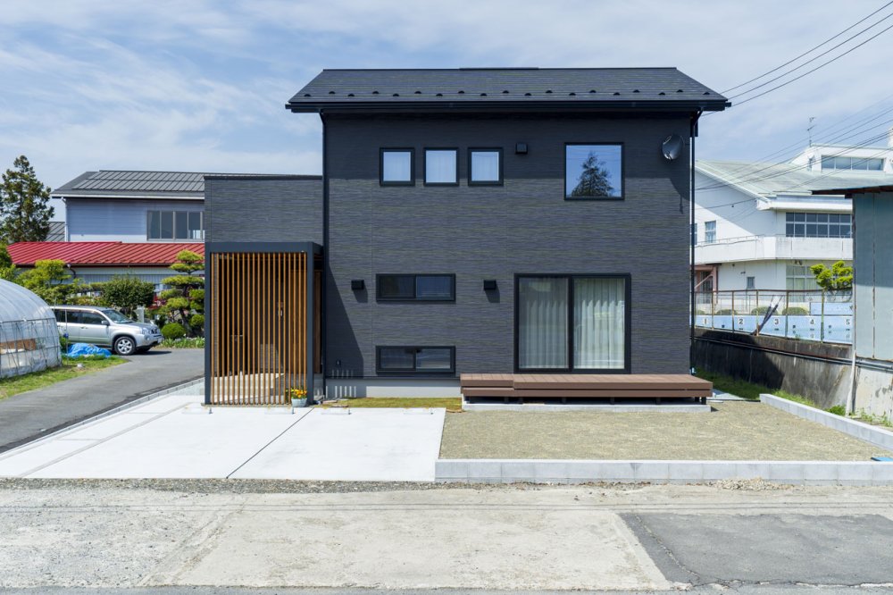 無垢床と吹き抜けが心地よいMUKU冷暖の家